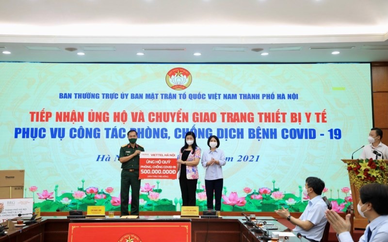 Đại diện Viettel Hà Nội ủng hộ Quỹ phòng, chống Covid-19.