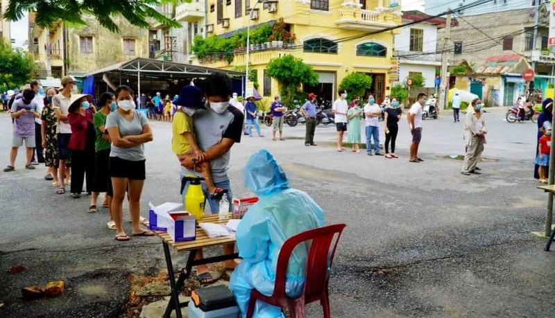 Trung tâm Y tế TP Đồng Hới lấy mẫu xét nghiệm cho người dân trong khu vực phong tỏa.