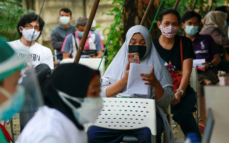 Người dân chờ tiêm vaccine ngừa Covid-19 tại Jakarta, Indonesia, ngày 8/7. (Ảnh: Reuters)