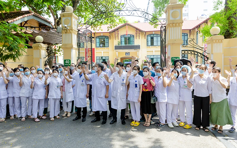  Bệnh viện Hữu nghị  Việt Đức chung sức đồng lòng cứu chữa người bệnh và quyết tâm chiến thắng dịch bệnh Covid-19 để sớm trở về với Bệnh viện Hữu nghị Việt Đức thân yêu.