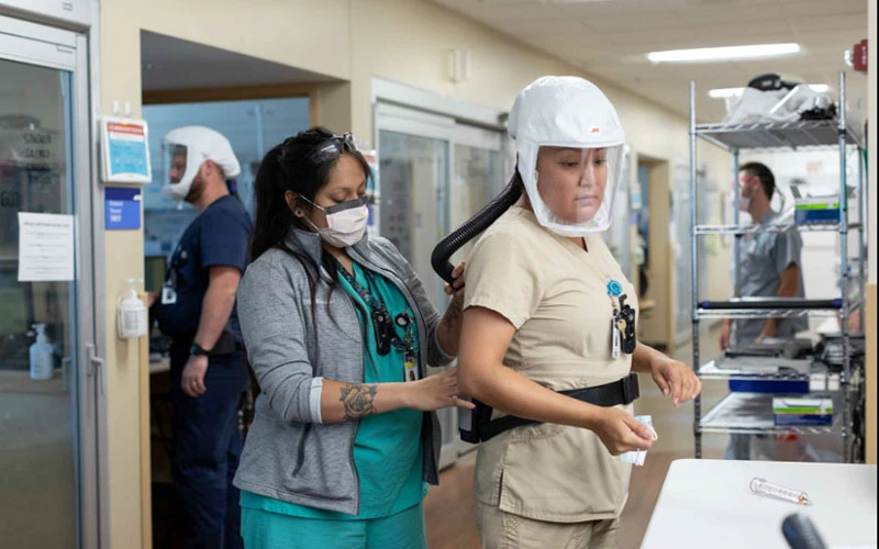 Các nhân viên tại một trung tâm y tế ở bang Utah của Mỹ. Ảnh REUTERS