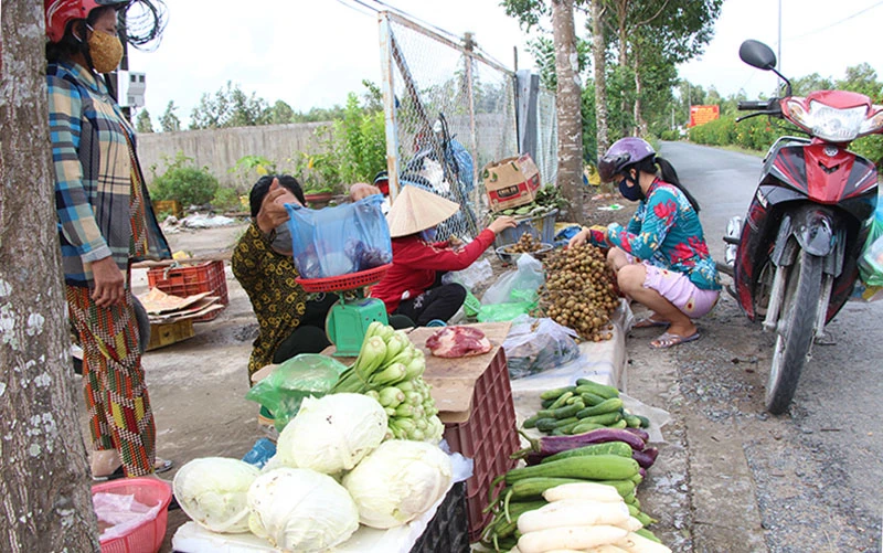 Điểm bán hàng phục vụ người dân trong “vùng xanh” của xã Tân Tiến