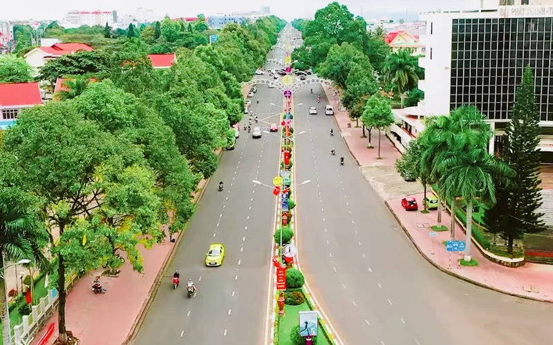 Một tuyến đường trung tâm của thành phố Buôn Ma Thuột thưa thớt người qua lại trong những ngày giãn cách xã hội theo Chỉ thị 16 của Thủ tướng Chính phủ. 