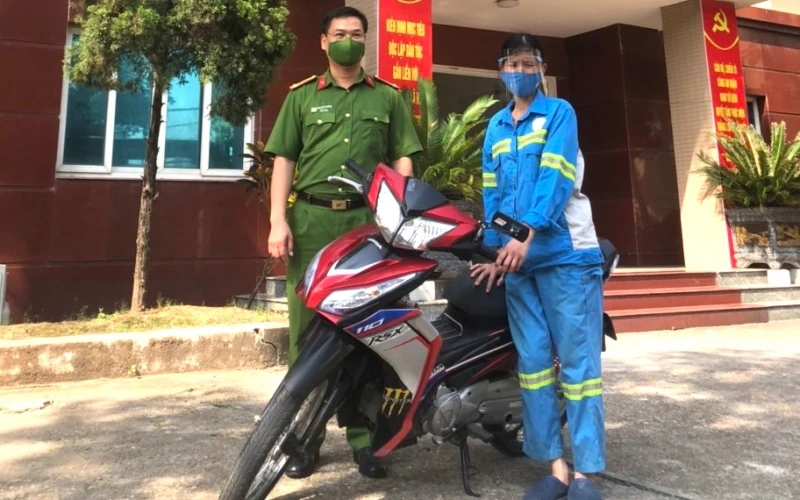 Chị Lê Thị Trâm xúc động nhận chiếc xe máy Công an quận Nam Từ Liêm tặng. 