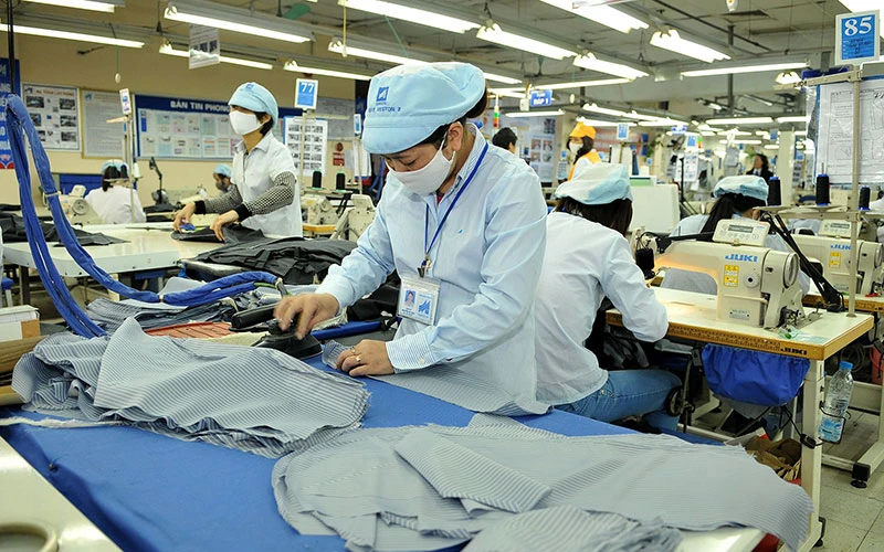 Xưởng may quần áo xuất khẩu của Tổng công ty May 10. Ảnh: Ðăng Khoa