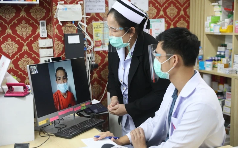 Các bác sĩ đang kiểm tra sức khỏe một bệnh nhân cách ly tại nhà. (Ảnh: Cơ quan An ninh Y tế quốc gia Thái Lan)