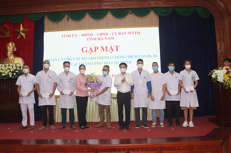 Lãnh đạo tỉnh Hà Nam tặng quà động viên các bác sĩ, nhân viên y tế đi hỗ trợ TP Hồ Chí Minh chống dịch Covid-19.