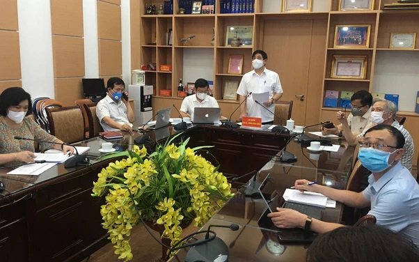 PGS, TS Lương Ngọc Khuê và các thành viên của Hội đồng chuyên môn tại điểm cầu Bộ Y tế. (Ảnh: LÊ HẢO)