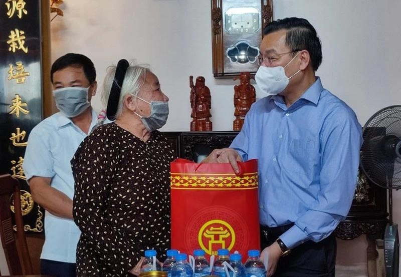 Chủ tịch Ủy ban nhân dân thành phố Hà Nội Chu Ngọc Anh thăm, tặng quà người có công nhân kỷ niệm 74 năm Ngày Thương binh-Liệt sĩ.