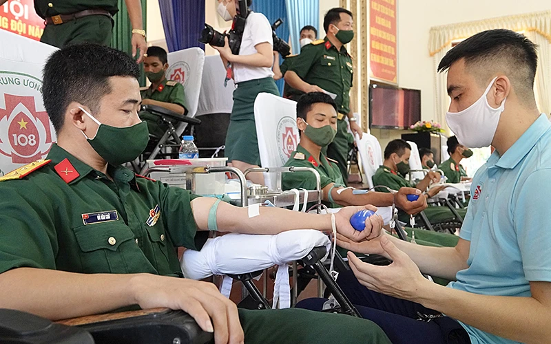 Cán bộ, đoàn viên, thanh niên quân đội hiến máu tình nguyện sáng ngày 7/8/2021.