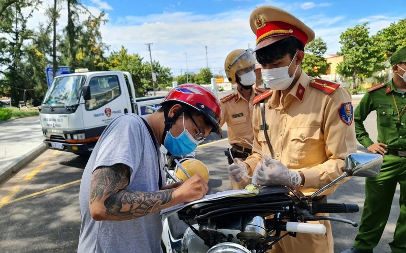 Công an thành phố Tuy Hòa tăng cường tuần tra, xử lý các vi phạm không chấp hành nghiêm việc thực hiễn giãn cách xã hội theo Chị thị 16/CT-TTg của Thủ tướng Chính phủ. 