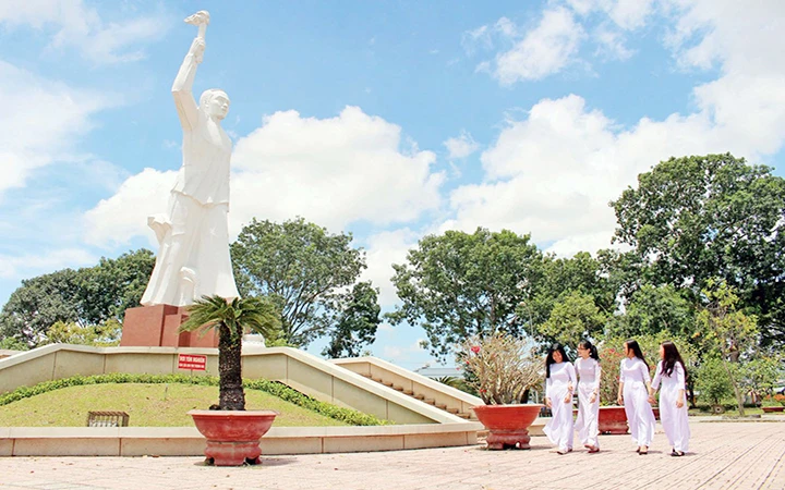 Tượng đài đồng chí Võ Văn Tần trong Khu di tích Ngã tư Đức Hòa (Long An). Ảnh: LÊ ĐỨC