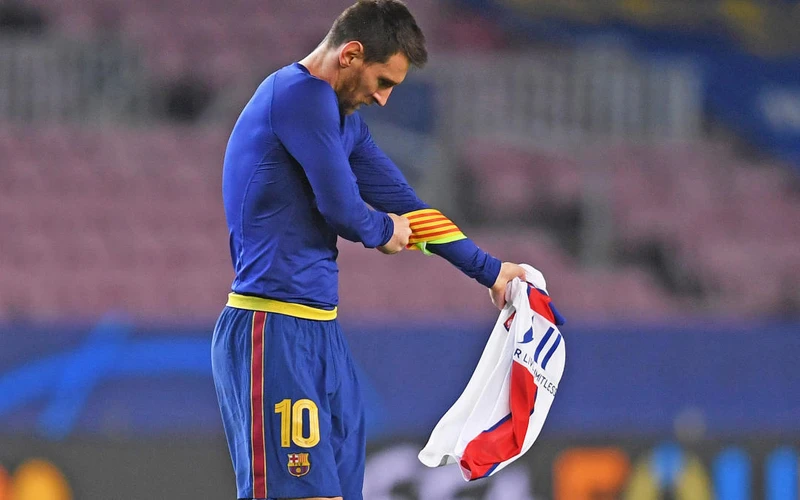 Rời bỏ chiếc áo Barca, Messi có thể khoác áo PSG. (Ảnh: Getty Images)