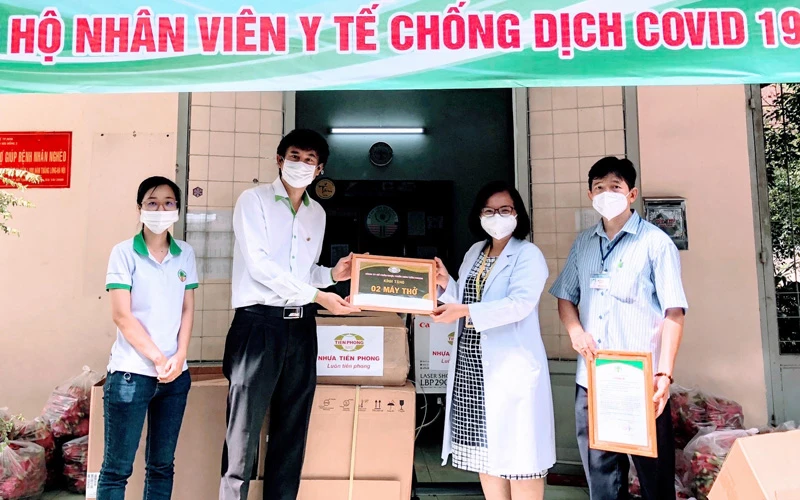 Đại diện lãnh đạo Công ty CP Nhựa Tiền Phong trao máy thở tặng Bệnh viện Nhi Đồng 2 ( TP Hồ Chí Minh).