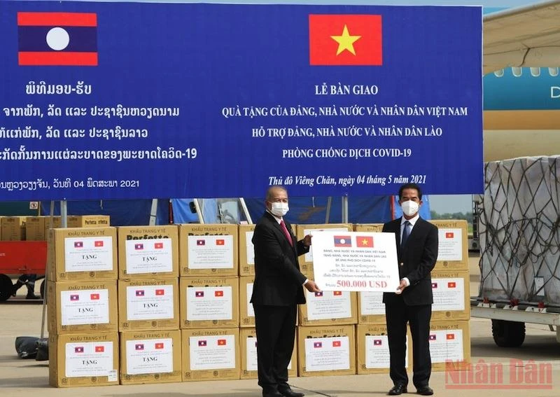 Việt Nam ủng hộ vật tư y tế hỗ trợ Lào ứng phó dịch Covid-19. 