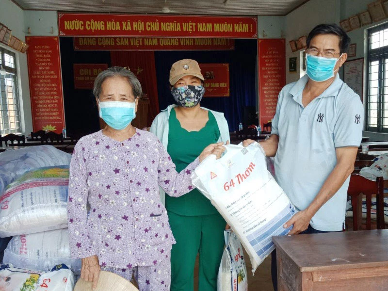 Người dân huyện Hòa Vang nhận hỗ trợ gạo.