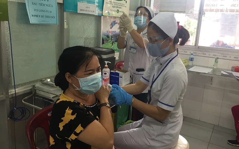 Trung tâm y tế Ninh Kiều tiêm vắc-xin Covid-19 cho người dân.