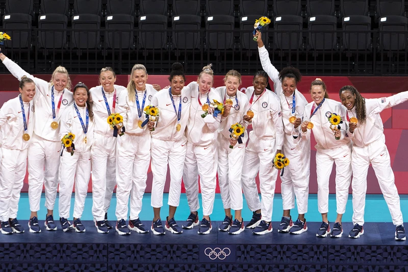 Đội bóng chuyền nữ Mỹ giành HCV quyết định giúp đoàn Mỹ giành vị trí đầu tiên trên bảng tổng sắp huy chương Olympic Tokyo 2020. (Ảnh: Reuters). 