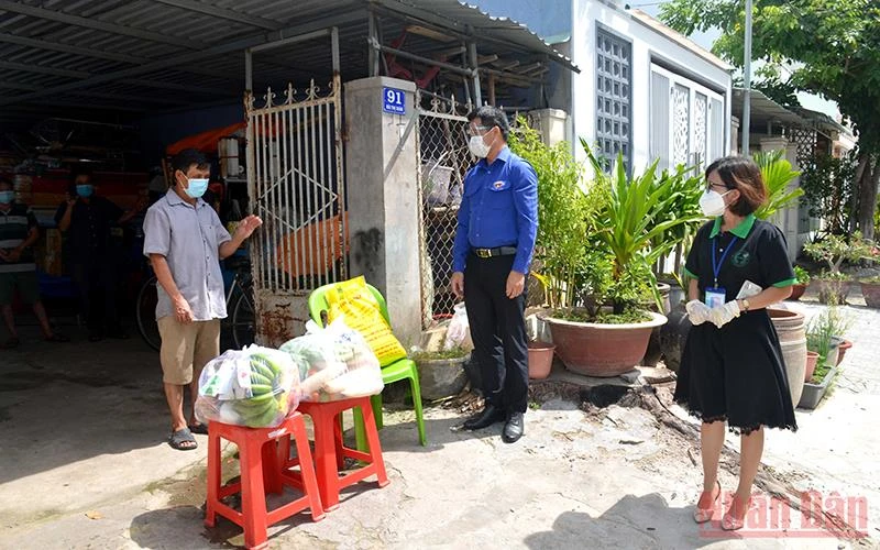 Đại diện lãnh đạo Tỉnh đoàn Bình Thuận cùng nhà tài trợ trao quà cho người lao động gặp khó khăn ở phường Xuân An, TP Phan Thiết (Bình Thuận).