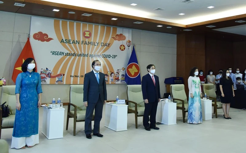 Lễ chào cờ kỷ niệm 54 năm thành lập ASEAN tại Hà Nội
