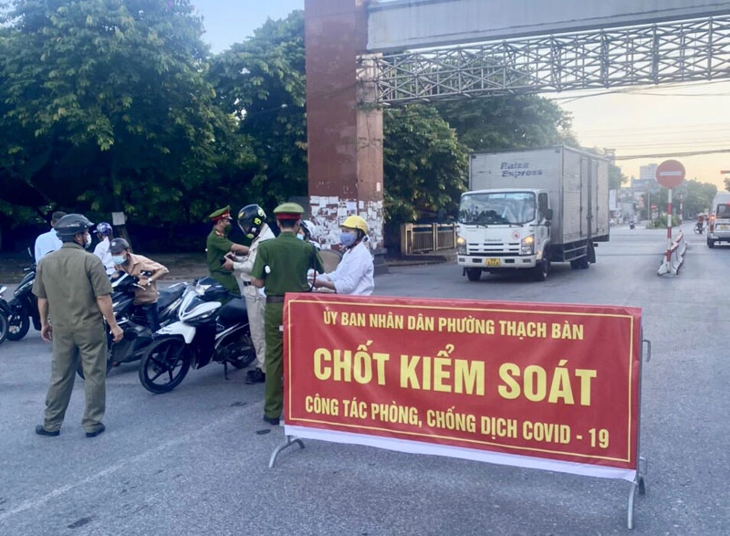 Kiểm soát người đi đường tại chốt kiểm soát trên địa bàn phường Thạch Bàn, quận Long Biên, Hà Nội.