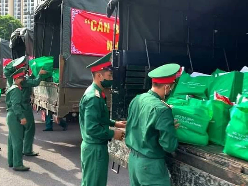 Cán bộ, chiến sĩ Bộ Tư lệnh TP Hồ Chí Minh chuẩn bị các phần quà để trao tặng cho người dân khó khăn trên địa bàn thành phố.