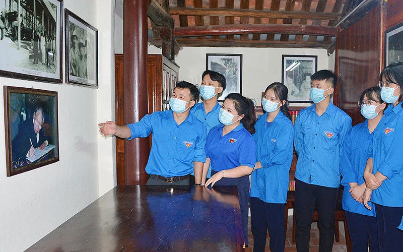 Ðoàn viên, thanh niên thị xã Từ Sơn (Bắc Ninh) thăm Nhà lưu niệm đồng chí Lê Quang Ðạo (di tích gốc). Ảnh: XUÂN ME 
