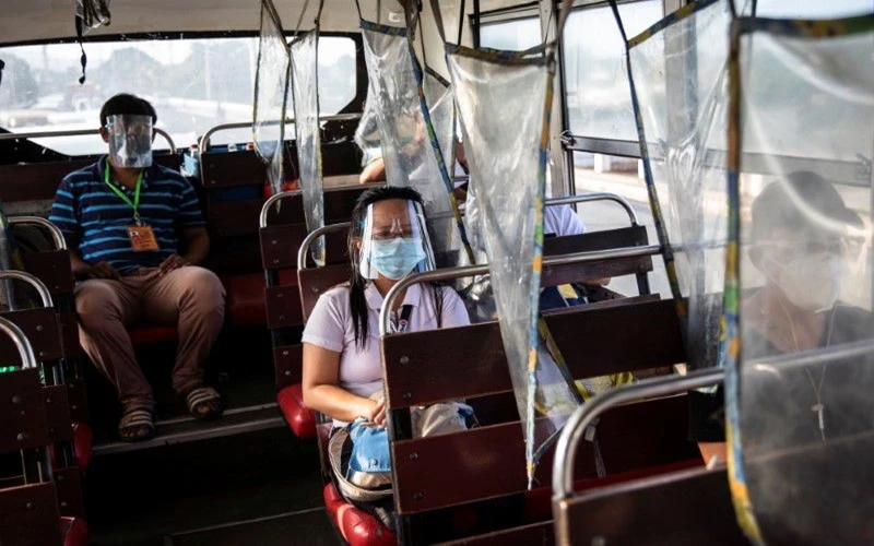 Hành khách trên xe buýt tại Manila, Philippines, tuân thủ quy định giãn cách. (Ảnh: Reuters)