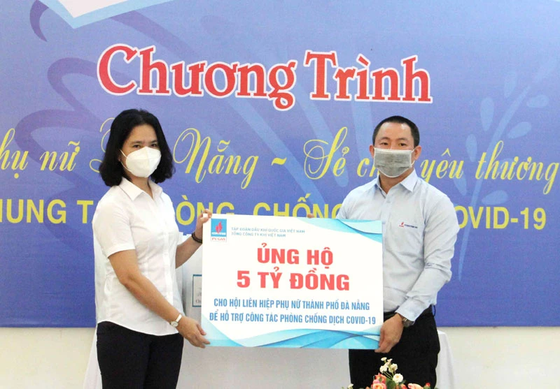 Đại diện PVGAS trao tặng 5 tỷ đồng cho Hội Liên hiệp Phụ nữ thành phố Đà Nẵng.
