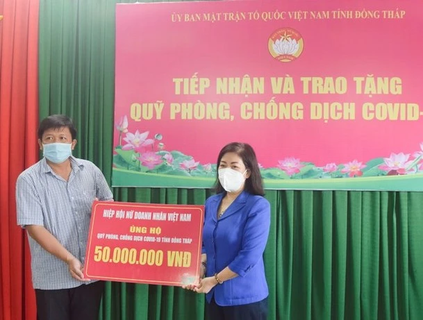 Thường trực Ủy ban Mặt trận Tổ quốc Việt Nam tỉnh Đồng Tháp tiếp nhận tiền từ các hội, hiệp hội trao tặng.