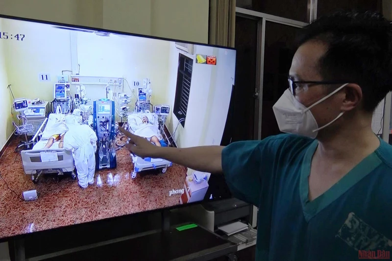 Thượng tá, BSCK2 Vũ Đình Ân, Phó Chủ Nhiệm Khoa Hồi sức tích cực, Bệnh viện Quân y 175 chia sẻ về kỹ thuật dùng 1 máy ECMO cho hai bệnh nhân. 