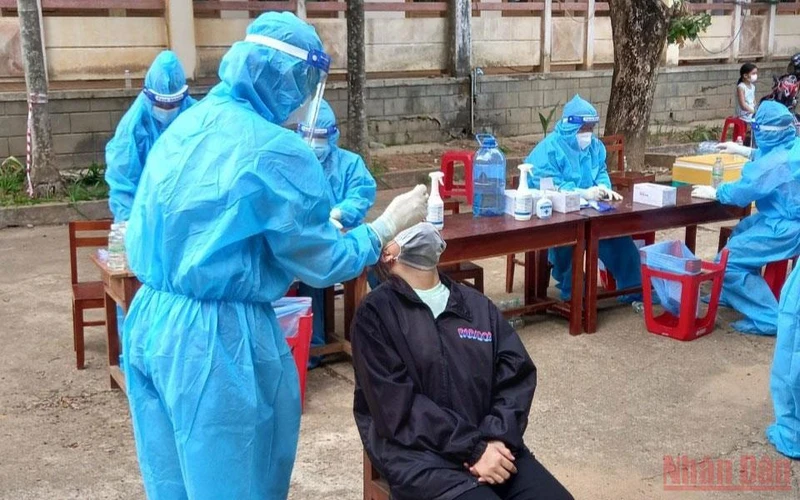 Ngành y tế xét nghiệm nhanh tại xã Ân Tường Tây, huyện Hoài Ân, tỉnh Bình Định.