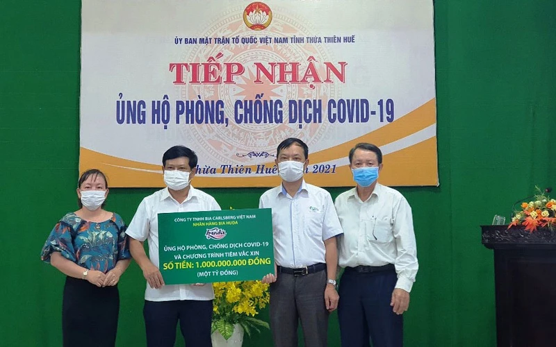 Ủy ban MTTQ Việt Nam tỉnh Thừa Thiên Huế tiếp nhận một tỷ đồng ủng hộ cho công tác phòng, chống dịch Covid-19.