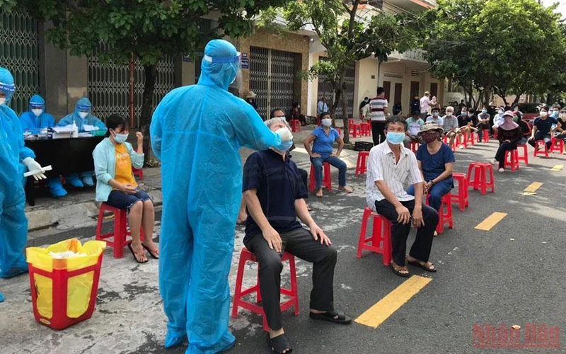 Lực lượng y tế tổ chức lấy mẫu cho người dân tại Khu phố Lê Duẩn, phường 7, thành phố Tuy Hoà, Phú Yên.