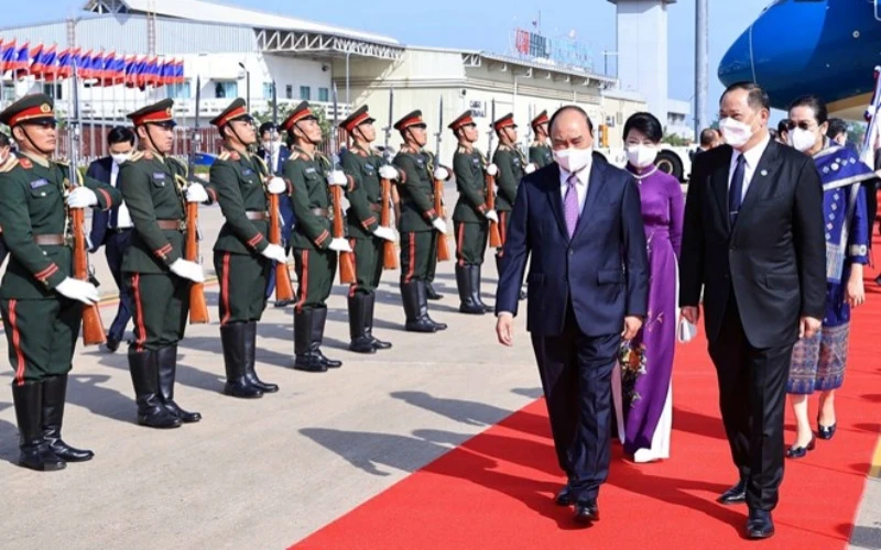 Lễ đón Chủ tịch nước Cộng hòa xã hội chủ nghĩa Việt Nam Nguyễn Xuân Phúc và Phu nhân, cùng Đoàn đại biểu cấp cao Đảng và Nhà nước Việt Nam tại sân bay quốc tế Wattay, thủ đô Vientiane. (Ảnh : Thống Nhất/TTXVN)