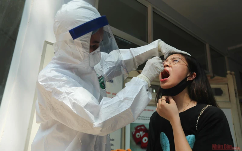 Nhân viên y tế lấy mẫu xét nghiệm sàng lọc SARS- CoV-2 trong cộng đồng (Ảnh minh họa: NDĐT)