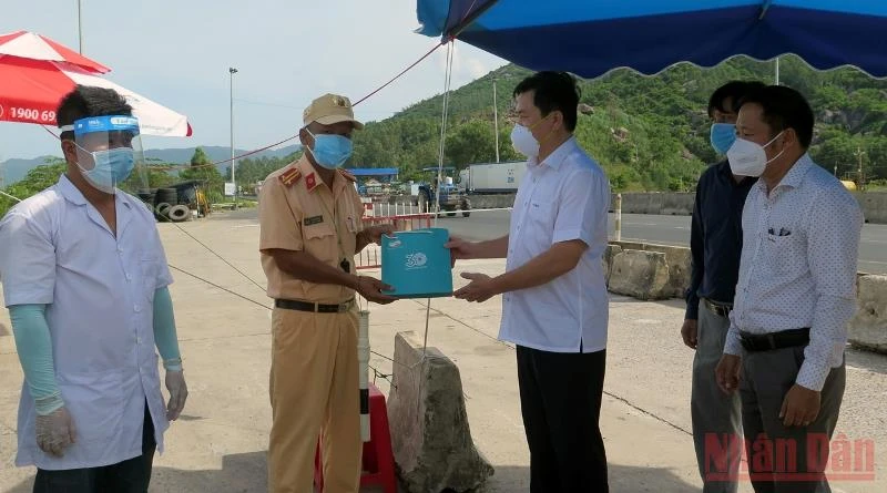 Chủ tịch UBND tỉnh Phú Yên Trần Hữu Thế trao tặng điện thoại thông minh cho chốt kiểm soát Covid-19 trên tuyến quốc lộ 1A tại Hảo Sơn, thị xã Đông Hòa để người dân thực hiện khai báo y tế bằng QR Code.