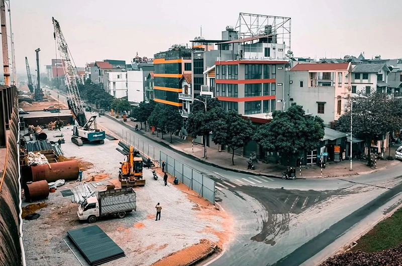 Công trình xây dựng cầu Vĩnh Tuy giai đoạn hai. (Ảnh: ĐÔNG BẮC)