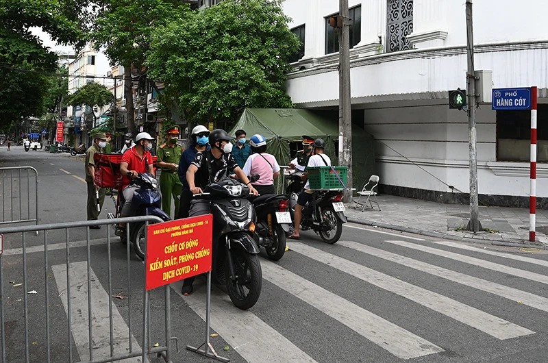 Chốt kiểm soát phòng, chống dịch Covid-19 tại phường Hàng Mã, quận Hoàn Kiếm. (Ảnh: DUY LINH)