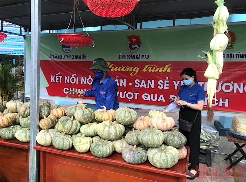 Giang hàng “giải cứu” nông sản tại Tỉnh đoàn Cà Mau bán sạchhàng trong ngày 10/8.