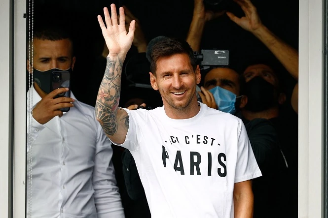 Lionel Messi vẫy chào người hâm mộ tại sân bay Le Bourget, Paris. (Twitter/Reshad Rahman)