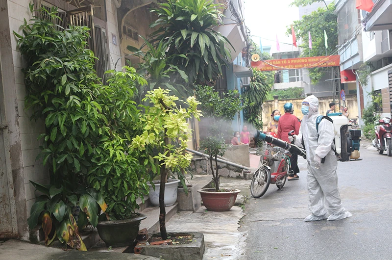 Phun thuốc khử trùng dập dịch sốt xuất huyết tại phường Minh Khai, TP Phủ Lý.