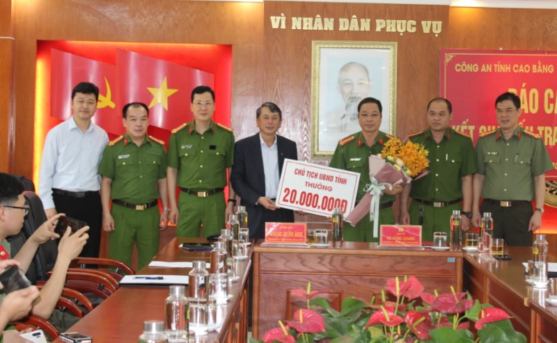 Chủ tịch UBND tỉnh Cao Bằng thưởng “nóng” Ban chuyên án 221C, bắt 5 đối tượng, thu giữ 40 bánh heroin.