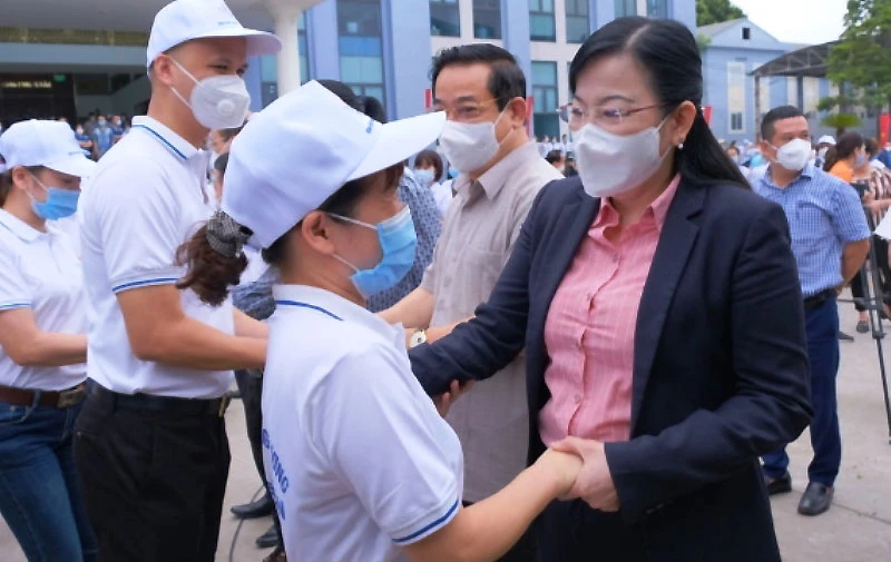 Bí thư Tỉnh ủy Thái Nguyên Nguyễn Thanh Hải động viên cán bộ y tế vào niềm nam hỗ trợ chống dịch.