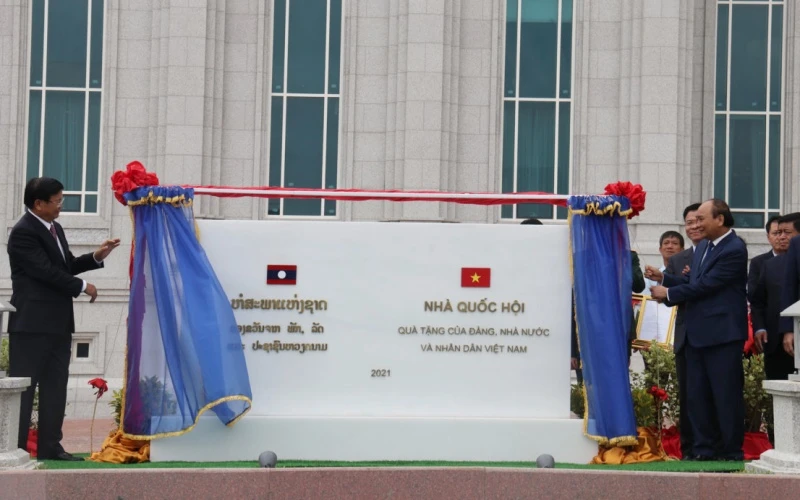 Lãnh đạo Việt Nam và Lào tại lễ mở tấm biển ghi nhớ công trình Nhà Quốc hội Lào mới ngày 10/8.