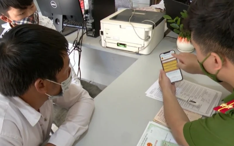 Công an xã Chiềng Sơn (Mộc Châu, Sơn La) hướng dẫn người dân phương thức khai báo thông tin dân cư thông qua điện thoại thông minh.