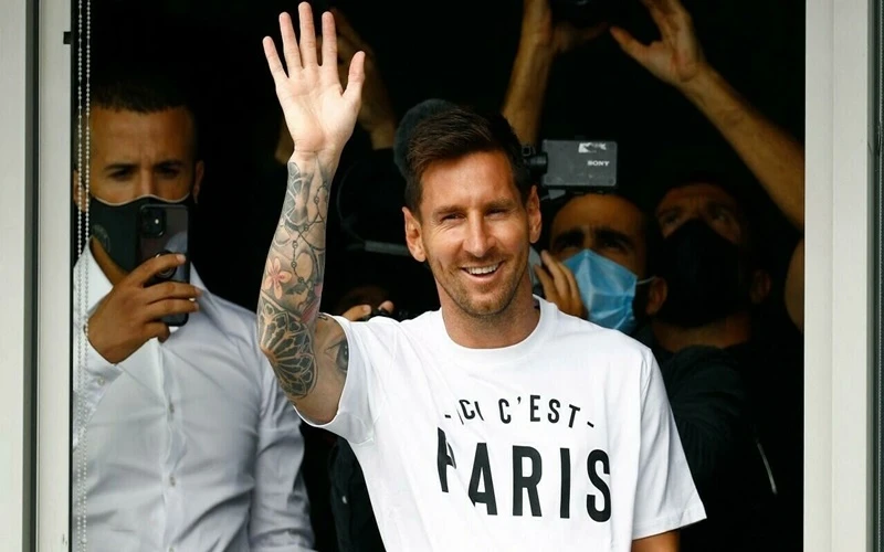 Lionel Messi vẫy tay chào người hâm mộ khi đặt chân đến Paris. (Ảnh: france24) 