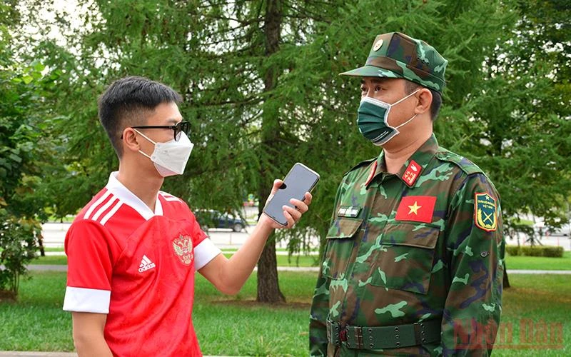 Đại tá Phan Hải Long, Đội trưởng đội tuyển Xe tăng Việt Nam tham gia Army Games 2021 (bên phải) trả lời phỏng vấn phóng viên Báo Nhân Dân tại Moskva, Liên bang Nga.