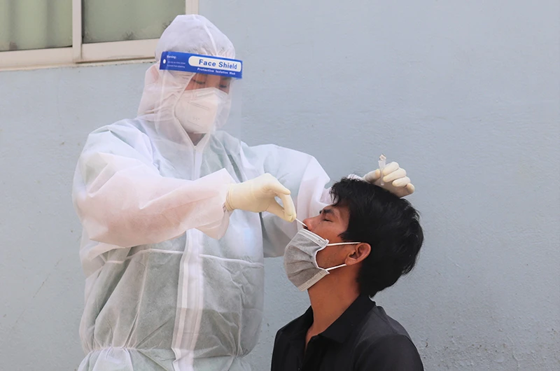 Nhân viên y tế lấy mẫu xét nghiệm SARS-CoV-2 cho người lao động ở huyện Vĩnh Cửu, tỉnh Đồng Nai.