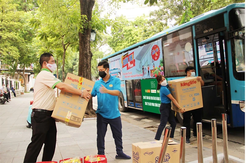 Những chuyến xe buýt “Siêu thị 0 đồng” ấm áp nghĩa tình đến với các khu công nghiệp, khu chế xuất để hỗ trợ người lao động gặp khó khăn do ảnh hưởng của dịch Covid-19.